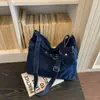 Bolsa de ombro em jeans lavado retrô estilo coreano, bolsa transversal requintada e versátil para um look casual e descontraído para jovens senhoras