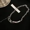 Colar de Pérolas Emendadas Feminino Ins Hip-Hop Sexy Luxo Acessível Design de Nicho Corrente para Clavícula Novo Colar 2025