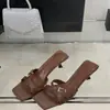 Primeiro Encontro: Chinelos Únicos com Tiras Cruzadas e Dedos Abertos para Mulheres, Uso Externo de Verão, Estilo Celebridade da Internet, Versátil com Saias, Exquisitamente Elegantes