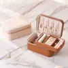 Caja de almacenamiento de joyería de cuero impermeable estilo crema, exquisita caja de accesorios para collares, anillos, aretes y tachuelas, caja de joyería de lujo ligero