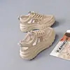 Kt2669 nuevas sandalias casuales blancas transpirables populares con diseño hueco para mujer, de suela suave, de suela gruesa, zapatos de mujer modernos y versátiles