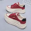 Las zapatillas blancas de suela gruesa con diseño de grulla blanca son estilizadas y versátiles, un nuevo zapato casual popular que aumenta la altura y está a la moda.