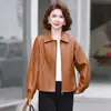 Chaqueta de cuero marrón rojizo de otoño para mujeres de mediana edad, estilo de alta gama para mediana edad y mayores, abrigo estilo biker para primavera y otoño