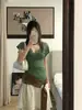 Camiseta Verde de Manga Corta con Cuello en V para Mujer, Nuevo Estilo Verano 2026, Impresionante Atuendo de Verano, Top Básico Único Ajustado