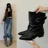 Botas curtas franzidas, botas de motociclista versáteis femininas com fivela de cinto, estilo retrô empilhado estiloso, novo design simples 2026