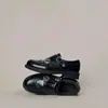 Mocassins de couro com salto grosso para mulheres, detalhes brogue, sem cadarço, sapatilhas forradas com fleece, estilo britânico, sapatos pequenos de couro com sola grossa