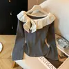 Tricô de Design Nicho Coreano com Mangas Longas para Mulheres 2025 Outono Novo Top com Gola Uma Linha e Recorte de Renda com Miçangas