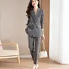 Conjunto de terno profissional feminino para primavera e outono, adequado para uso no escritório e deslocamento, apresentando um blazer de cor sólida e calças de corte justo, criando um conjunto de trabalho sofisticado e elegante