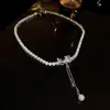 Collar de perlas con colgante de flor y gota de agua tachonado de diamantes para mujer, diseño de moda nicho, cadena versátil para la clavícula, accesorio elegante y de lujo ligero