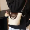 Bolso de Mano de Alta Gama para Mujer, Nuevo Bolso de Hombro de Moda Color-Blocking Primavera 2026, Adecuado para el Trabajo y los Viajes, Bolso Cruzado Tipo Cubo