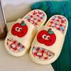 Chinelos de Verão de Maçã Vermelha Fofos para Mulheres em EVA para Uso Interno e Externo Confortáveis e Interessantes Chinelos Personalizados em Cor Contrastante