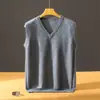 Novo colete de malha com decote V e corte lateral de 12 agulhas, um suéter versátil e estiloso para outono e inverno, perfeito para looks business casual ou casuais