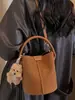 Bolsa pequena retrô muito estilosa para mulheres, novo modelo outono 2026, bolsa transversal de cor sólida, bolsa de mão tipo saco moderna e única