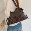 Bolsa Feminina Outono/Inverno Ombro Único Grande Capacidade Bloco de Cores Listrada Versátil Tote Novo Retrô 2026 Trabalho de Mão