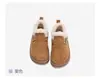 Zapatos de algodón para niñas, nuevo estilo invierno 2026, zapatos cálidos de forro polar y engrosados estilo Birkenstock para niños, botas de nieve para niños, mocasines