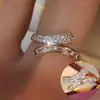 Anillo Geométrico de Lujo Ligero Transfronterizo con Incrustaciones de Circonita, Diseño de Nicho Más Vendido con Acabado de Alta Gama, Anillo Único y Elegante