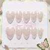Unhas postiças curvas estilo francês, simples e delicadas, com acabamento nude translúcido e bordas brancas suaves, formato amêndoa, adequadas para estudantes e uso diário no local de trabalho.