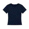 Camiseta blanca de manga corta con lunares estilo coreano para mujer, nueva colección verano 2026, con un elegante diseño en los hombros, un corte único y favorecedor.