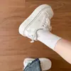 Tênis brancos femininos casuais versáteis de outono com sola grossa que aumentam a altura, novo modelo 2026, sapatos populares este ano, tênis super estilosos