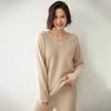 Tricô Feminino Simples de Cashmere com Gola V Enrolada Cor Clara Malha Grossa Casual Solta Preguiçosa Outono e Inverno Novo