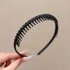 Cor de café com leite tecido plissado presilha de cabelo dentada design de dentes antiderrapante acessório de cabelo feminino suave para combinar em ambientes externos
