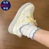 Zapatillas blancas de suela gruesa estilo campus de diseño nicho, nuevas zapatillas deportivas casual chic para estudiantes para la primavera de 2026 para mujer