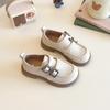 Moda Primavera 2025 Sapatos Loafer Infantis com Fivela de Metal para Crianças Maiores Cor Sólida Simples Sapatos Quadrados para Meninas