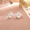 Brincos de tarraxa pequenos com flor escovada em metal sensação de alta qualidade estilo cool acessórios de temperamento da moda brincos versáteis pequenos e delicados requintados
