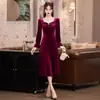 Vestido de Noiva de Veludo Vinho com Mangas Longas, Elegante e Sofisticado, Vestido Petite para Baile de Formatura/Noivado