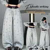 Pantalones deportivos de algodón para niña con estampado completo de dibujos animados estilo coreano, nuevo modelo de otoño 2026, pantalones casuales elegantes y súper lindos, pantalones largos deportivos