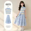 Conjunto de Verão Super Estiloso para Meninas: Nova T-shirt Tendência de Manga Curta com Gola Polo Color-Block e Saia de Bolo Conjunto de Duas Peças
