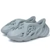 Gran cantidad en stock Kanye celebridad en línea celebridad mismo yez350 zapatos con agujeros huecos sandalias de tiburón de espuma padre-hijo hombres y mujeres