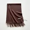 Bufanda de lana de color liso nueva para mujer, perfecta para otoño e invierno, con un diseño retro estilo coreano, chal versátil con flecos, disponible en varios colores y en stock