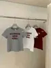 Camiseta Branca com Letras Manga Curta para Mulheres Verão 2025 Novo Design Cintura Marcada Efeito Emagrecedor Cintura Alta Top Sexy