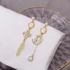 Pendientes asimétricos de lujo ligeros y de alta gama con un toque distintivo para mujer, elegantes y modernos, accesorios para las orejas que combinan con todo.