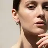 Pendientes de Cobre con Circonita Cúbica Super Brillantes Pendientes de Botón Geométricos de Lujo Ligero a la Moda Puños para Orejas Simples Versátiles Nueva Personalidad para Mujeres