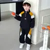 Conjunto de Sudadera Estilo Nuevo 2026 para Niños para Primavera y Otoño, Ropa Elegante para Bebés y Niños Mayores, Conjunto de Dos Piezas con Media Cremallera y Mangas Largas