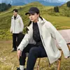 Nueva chaqueta outdoor de estándar nacional para hombres y mujeres, abrigo de senderismo tres en uno a prueba de viento e impermeable, ropa para montañismo y esquí con logotipo personalizado
