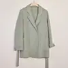 Não há devoluções ou trocas para tamanhos descontinuados. Casaco de comprimento médio em mistura de lã dupla face, perfeito para um look outono/inverno chique e sofisticado, adequado para o trabalho ou uso casual.