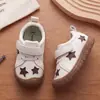 Sapatos de caminhada para bebê para primavera e outono, sapatos macios com sola flexível para crianças de 1-2 anos, tênis esportivos para meninos, sapatos brancos respiráveis para meninas