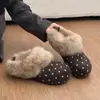 Meias-pantufas Fechadas nos Dedos Mais Vendidas para Mulheres Uso Externo 2026 Novo Inverno Com Pelúcia Estilo Coreano Slip-Ons Sapatos de Algodão com Solado Grosso Sapatos Peludos