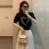Camiseta de Manga Corta con Forma de Corazón Estilo 2026, Top de Punto con Letras de Nicho, Nuevo Diseño de Cuello Redondo Estilo Chanel