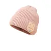Sombrero de Lana con Etiqueta de Conejo Otoño e Invierno Coreano para Mujer Aterciopelado Grueso Cálido Moda Tejido Frío Venta al por Mayor