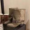 Botas Curtas com Salto Grosso Desgastadas Femininas Botas Western de Couro Bovino com Rebite Empilhado Retrô Botas de Cavaleiro para Calça Bico Fino com Tira de Fivela Pregueada