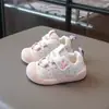 Zapatos para caminar de bebé otoño nuevo estilo niños zapatos de dibujos animados lindos antideslizantes niñas bebé suela suave superficie de malla transpirable zapatos deportivos