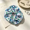 Bonitos scrunchies de dibujos animados coloridos con colores contrastantes y alto atractivo estético, ligas para el cabello y accesorios. Stock al por mayor disponible