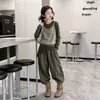 Conjunto de Ropa de Otoño para Niñas 2026 Nuevo de Moda Chal Rayado Falso Dos Piezas Top de Manga Larga y Pantalón con Falda Conjunto de Tres Piezas
