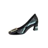 Aumento de Altura de 8CM Fivela Quadrada Clássica de Metal Salto Bloco Sapatos Femininos 2026 Novo Estilo Francês Bico Quadrado Couro Verniz Salto Alto Baixo