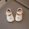 Sapatos de Couro com Renda para Crianças 2026 Moda Primavera e Outono Sapatos de Princesa Bordados com Cogumelo de Desenho Animado para Meninas e Crianças Pequenas