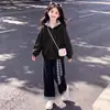 Conjunto de dos piezas para niñas de mediana y mayor edad, estilo universitario, con capucha, de cuadros, manga larga, con pantalones casuales elegantes.